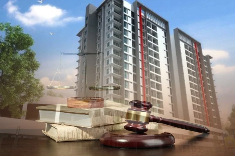 Prédios de habitação com uma balança da justiça e livros de direito